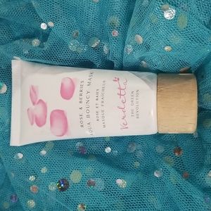 Rose and berries beauty mask